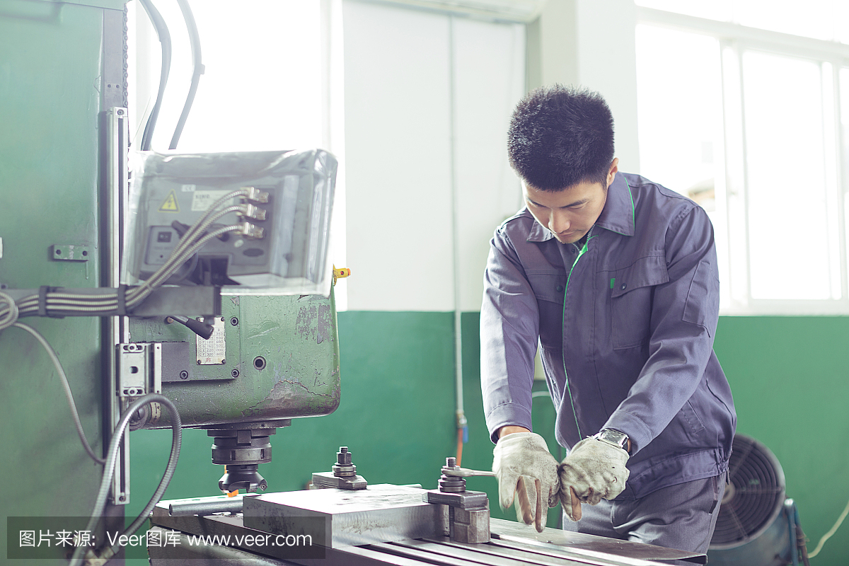 亚洲机械师在工厂忙于机器工作